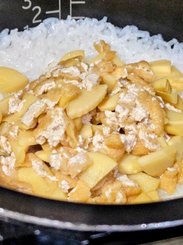 ご飯の上にのせた筍と油揚げ