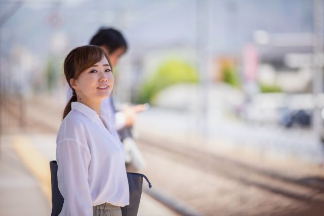 駅のホームにいる女性