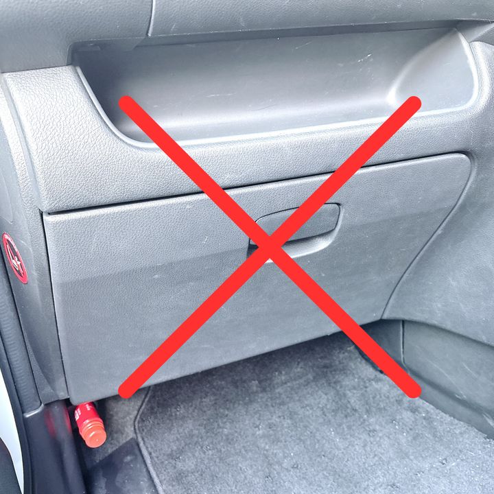 グローブボックスに入れてはいけないもの