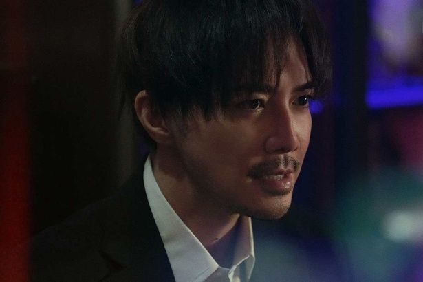 【写真を見る】裏社会と繋がりを持つ生活安全課の“不良警官”、江波戸良介役に成宮寛貴 [c]曽根圭介／講談社 [c]2026「藁にもすがる獣たち」製作委員会
