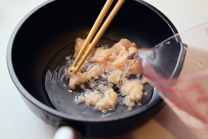 鶏挽き肉を水でのばす