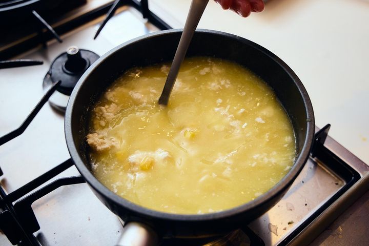 コーンの缶詰を加える