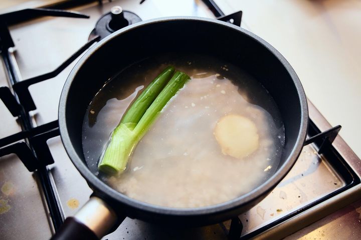 長ねぎと生姜を加える