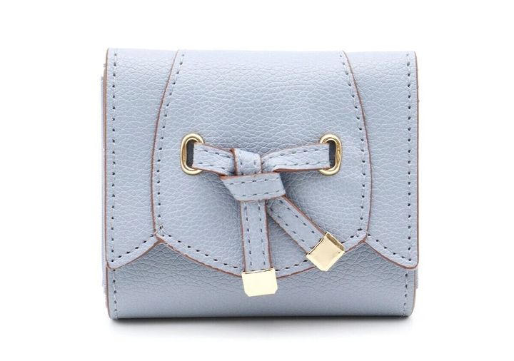 サックスブルーのVISフラワーカット財布ミニの外観とリボン結びの金具デザイン