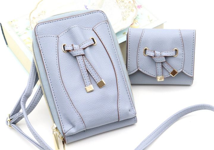 サックスブルーのVISショルダーバッグとミニ財布を並べた写真