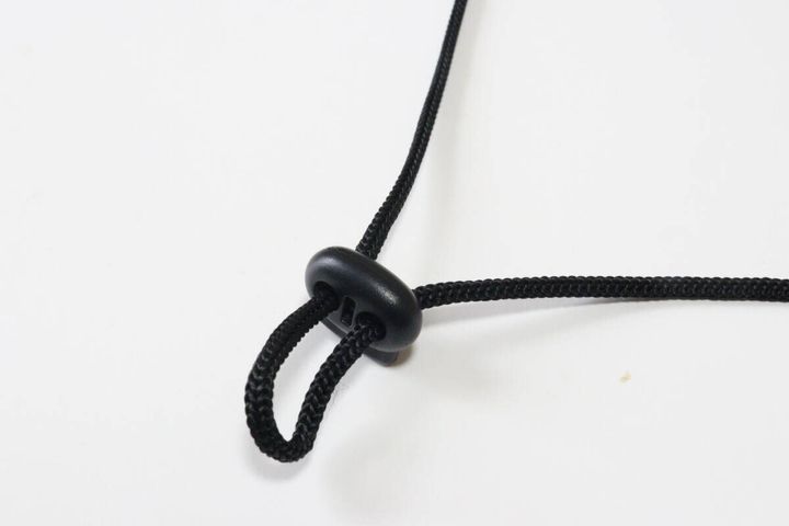 ダイソーの2wayハットストラップは長さ調整可能なストッパー付き