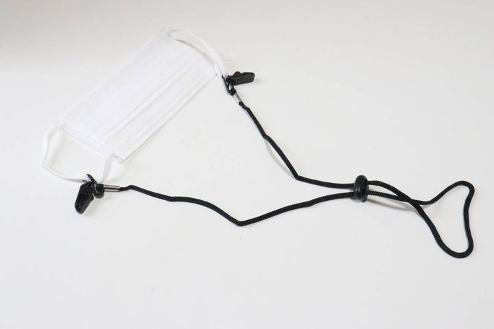 ダイソーの2wayハットストラップをマスクに装着した状態