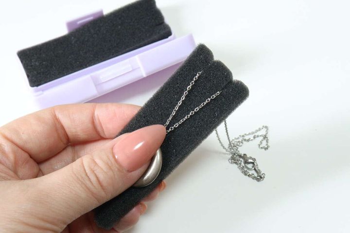 セリアのクッション付きアクセサリーケース 大にネックレスを入れる