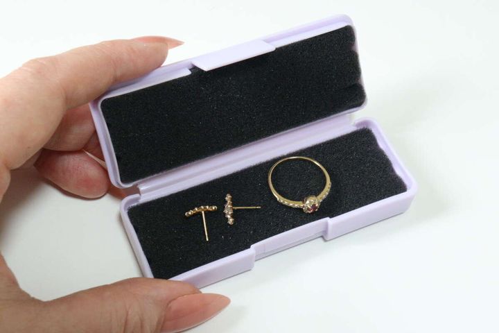 セリアのクッション付きアクセサリーケース 大にアクセサリーを入れる