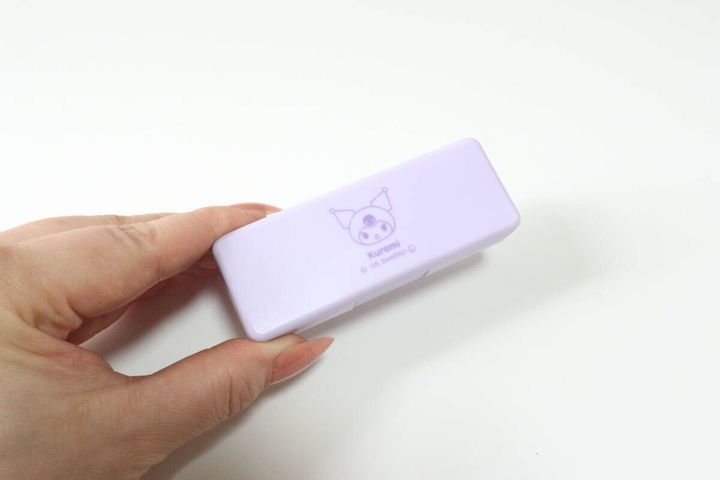 セリアンのクッション付きアクセサリーケース 大を手で持つ