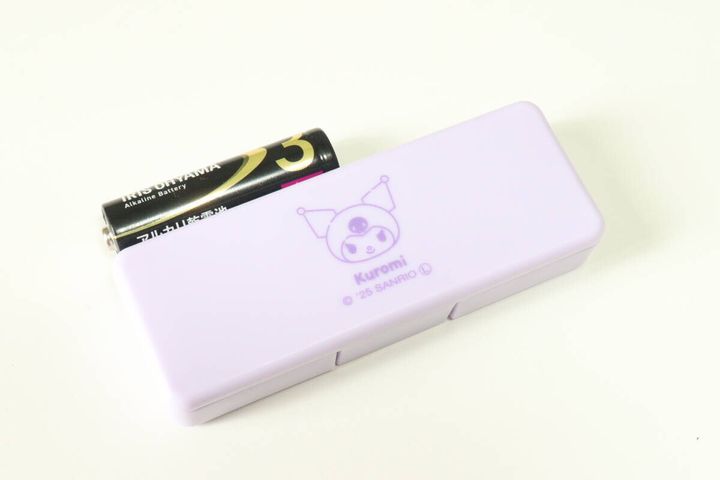 セリアのクッション付きアクセサリーケース 大と乾電池