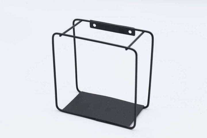 黒いアイアン素材の正方形フレームの壁掛け収納が白い背景に置かれている