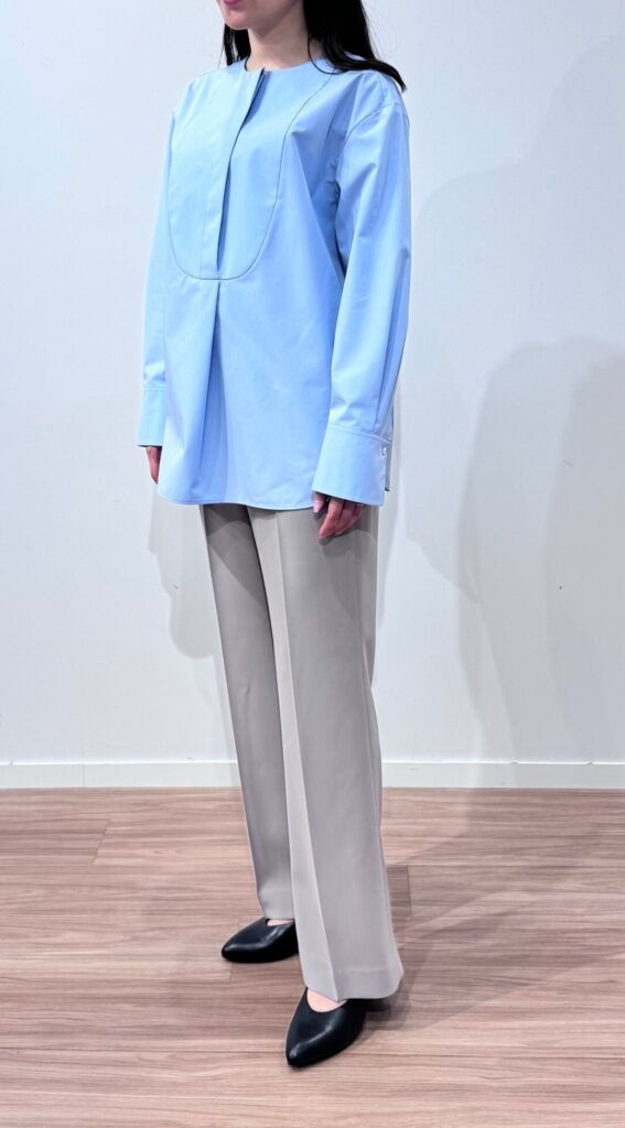 シャツとベージュパンツコーデ