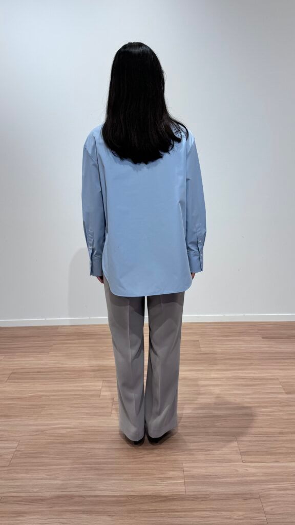 シャツとベージュパンツコーデ 後ろ