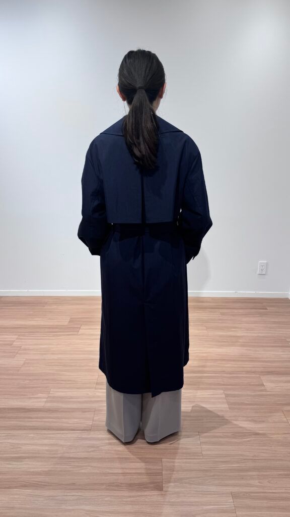 ネイビーのスプリングコート うしろ