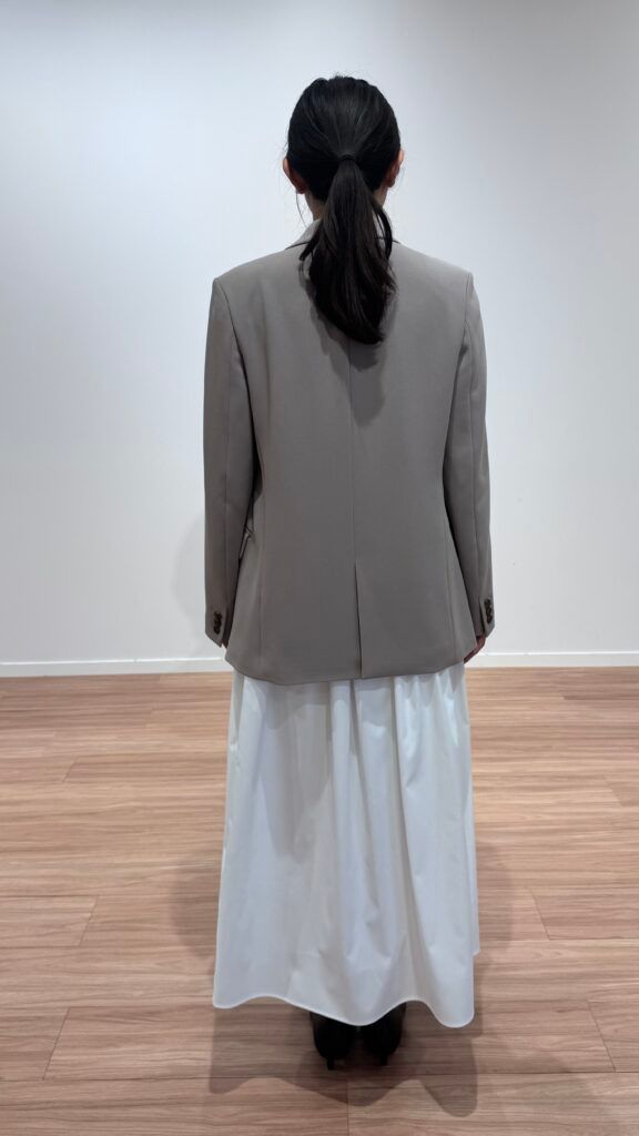 ジャケット×スカート 後ろ