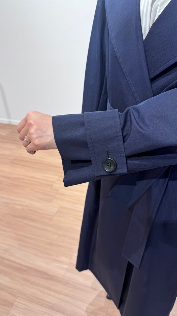 ネイビーのスプリングコート 袖