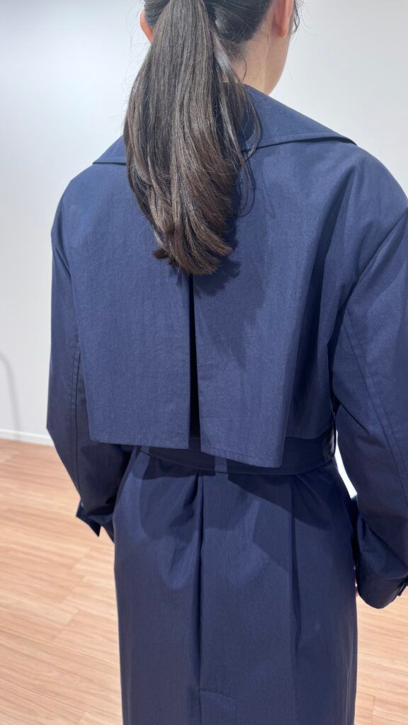 ネイビーのスプリングコート 上背面