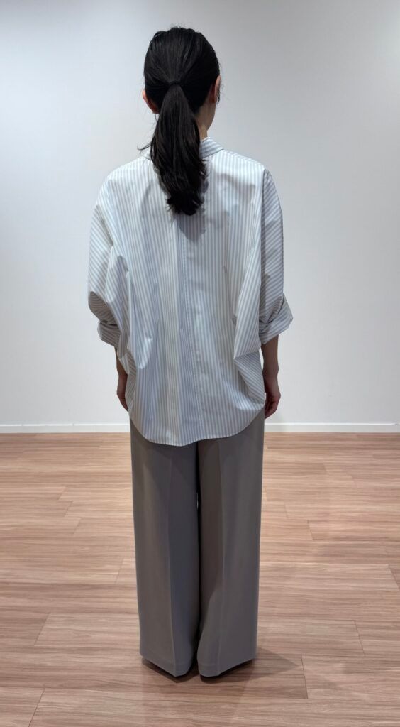 シャツとベージュパンツコーデ 後ろ