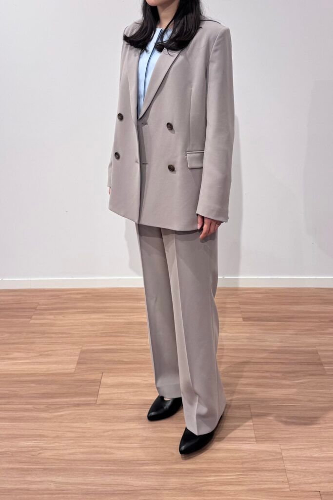 PLSTのベージュセットアップ