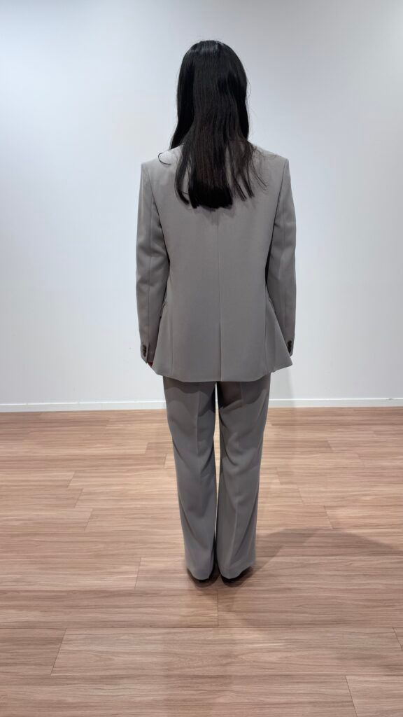 PLSTのベージュセットアップ後ろ