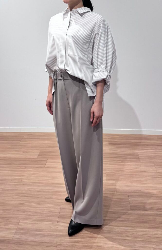 シャツとベージュパンツコーデ