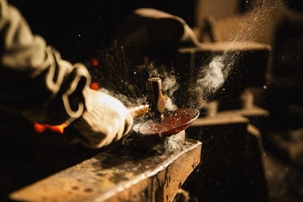 鍛造トレイづくりの様子