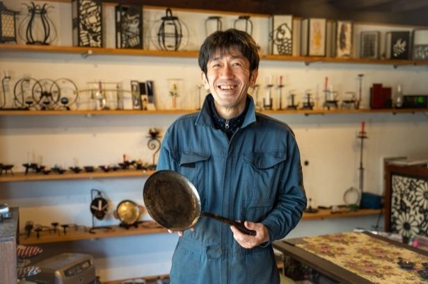 ギャラリーで話す小藤さん