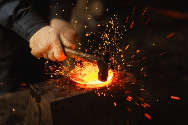 鍛造トレイづくりの様子