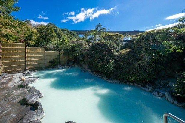 ミルキーブルーの湯を求めて多くの入浴客が訪れる 画像提供：岡本屋旅館