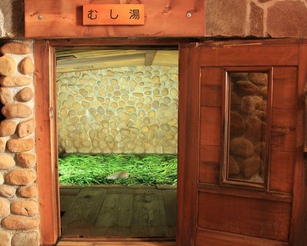 鉄輪むし湯では、温泉熱で蒸した薬草を敷き詰めたサウナのあとに内湯で入浴を！ (C)別府画像ライブラリー