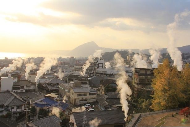 さすがは源泉数日本一！別府の街中に湯けむりがたなびく (C)別府画像ライブラリー