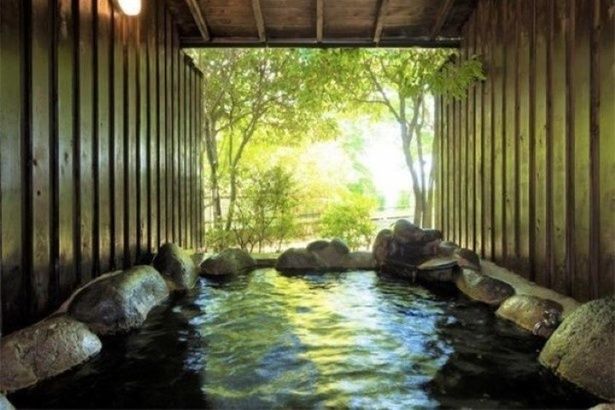 無色透明でクセがなく、弱アルカリ性の柔らかい湯は、子どもの温泉デビューにも最適！ 画像提供：美湯の宿 両築別邸