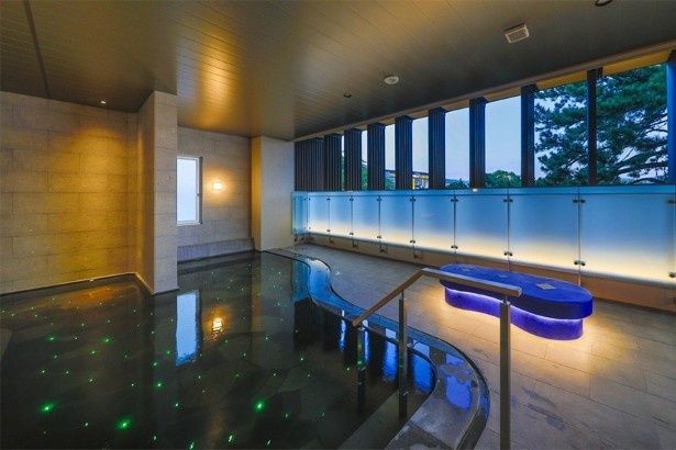 湯の花を感じながら光と音の空間で温泉を体感できる 画像提供：悠彩の宿 望海