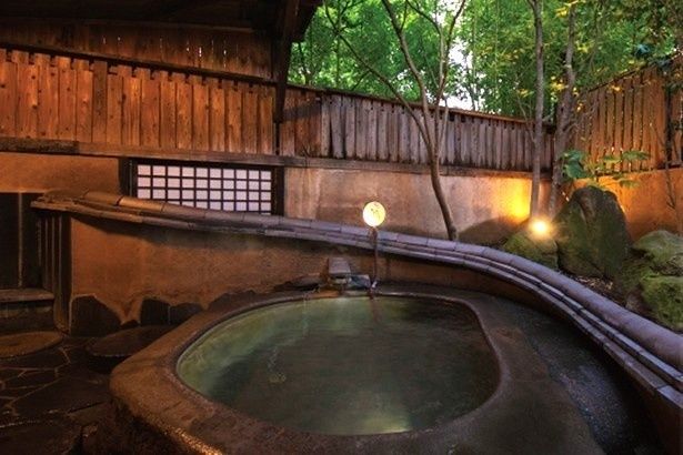 木々の中で自然の風を感じる「桜の湯」 画像提供：湯の里 葉山