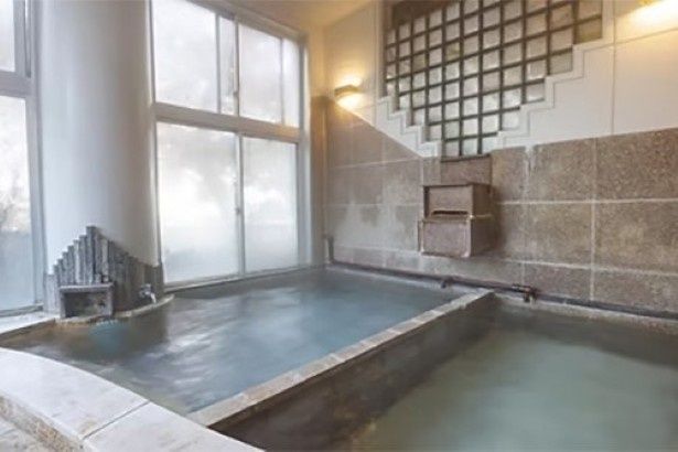 温泉入浴をはじめ、湯治に関するウェルネスプログラムを実施している 画像提供：七日一巡り