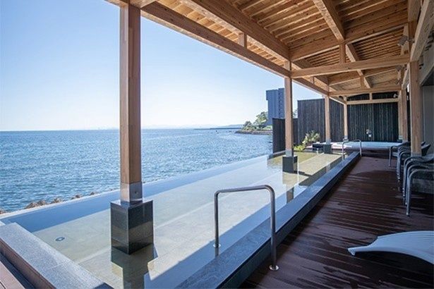 海の中を漂っているかのような感覚が味わえる露天風呂 画像提供：AMANE RESORT SEIKAI
