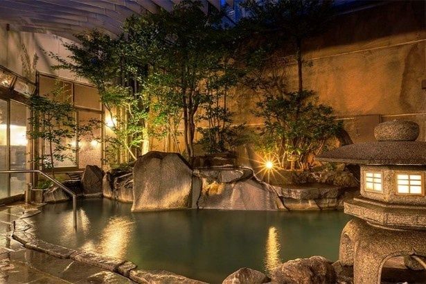 「菊湯殿」は石塔が情緒を醸し出す露天風呂のほか、幻想的な「碧の洞窟風呂」もある 画像提供：ホテル白菊