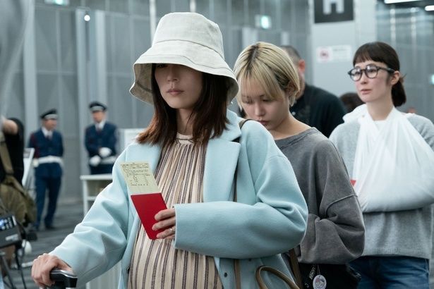 税関検査に並ぶ和歌子(有村架純)と密輸仲間の麻由(南沙良)と清恵(黒木華) [c]2026「マジカル・シークレット・ツアー」製作委員会