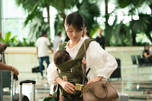 【写真を見る】和歌子(有村架純)のカバンから金塊が… [c]2026「マジカル・シークレット・ツアー」製作委員会