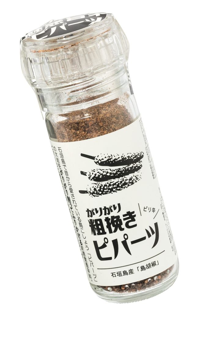 挽きたての香りが食欲をそそる、石垣島産島胡椒「ピパーツ」。