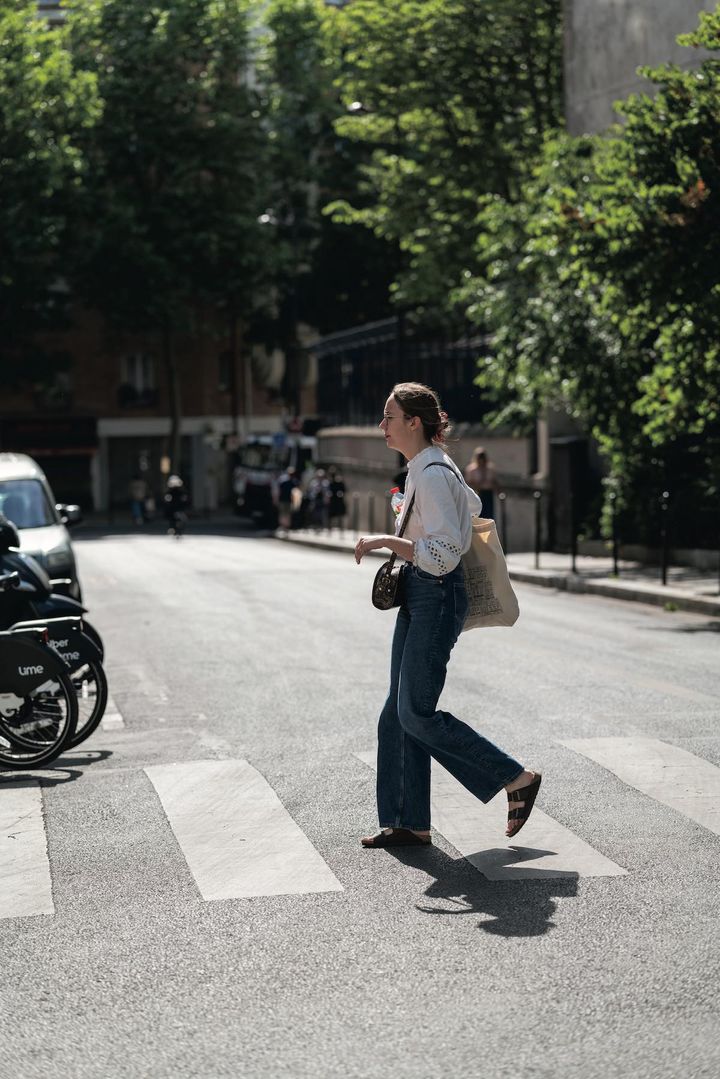 鉄板コーデ！デニムパンツコーデと甘いブラウスの組み合わせは極上のかわいさ