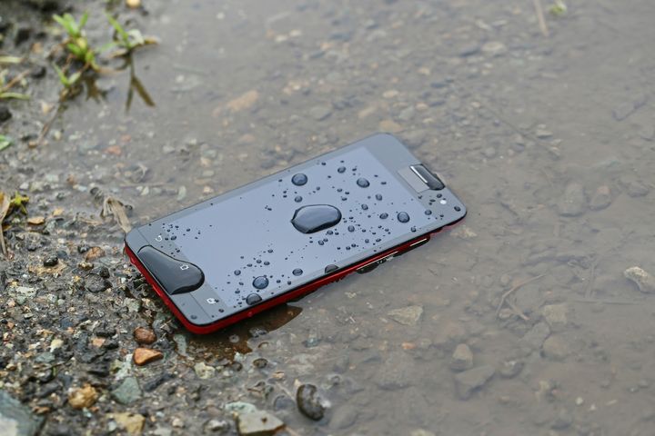 【耐久性】落とす、濡らすは当たり前。カバーで防げない物理リスク