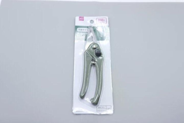 ダイソーの園芸万能ハサミのパッケージ