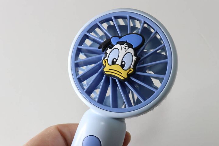 ダイソー ミニ扇風機、充電式、クリップスタンド付（ドナルド／デイジー） デザイン