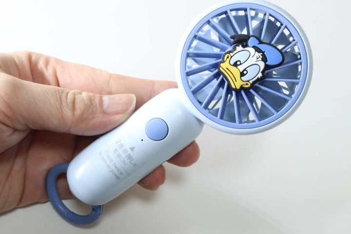ダイソー ミニ扇風機、充電式、クリップスタンド付（ドナルド／デイジー） サイズ感