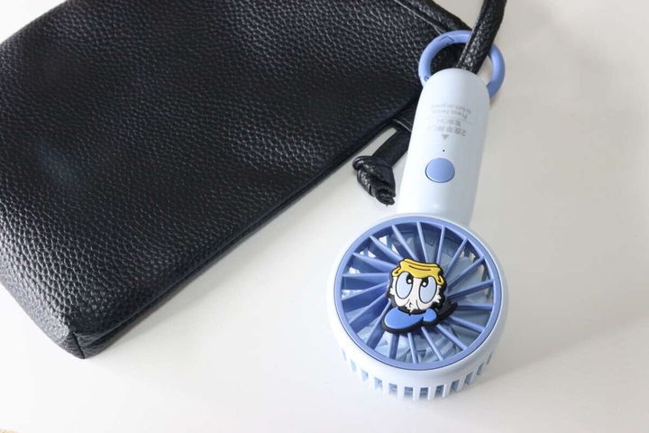 ダイソー ミニ扇風機、充電式、クリップスタンド付（ドナルド／デイジー） カラビナ