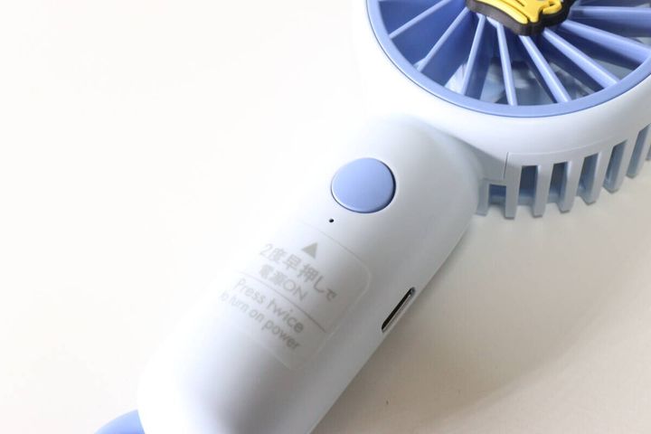 ダイソー ミニ扇風機、充電式、クリップスタンド付（ドナルド／デイジー） ボタン