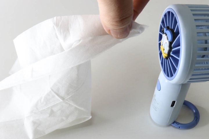 ダイソー ミニ扇風機、充電式、クリップスタンド付（ドナルド／デイジー） カラビナ スタンド 風量