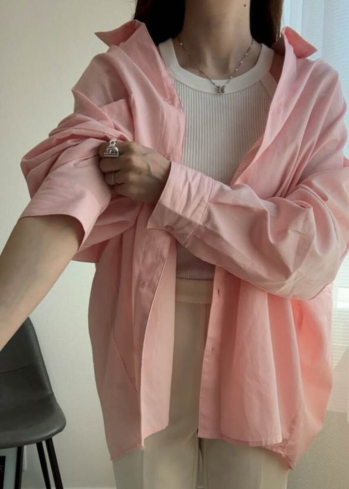 coca シャツ ピンク 袖まくりアップ 抜き襟ディテール